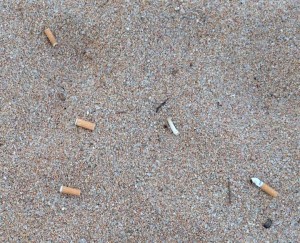 mozziconi di sigaretta in spiaggia